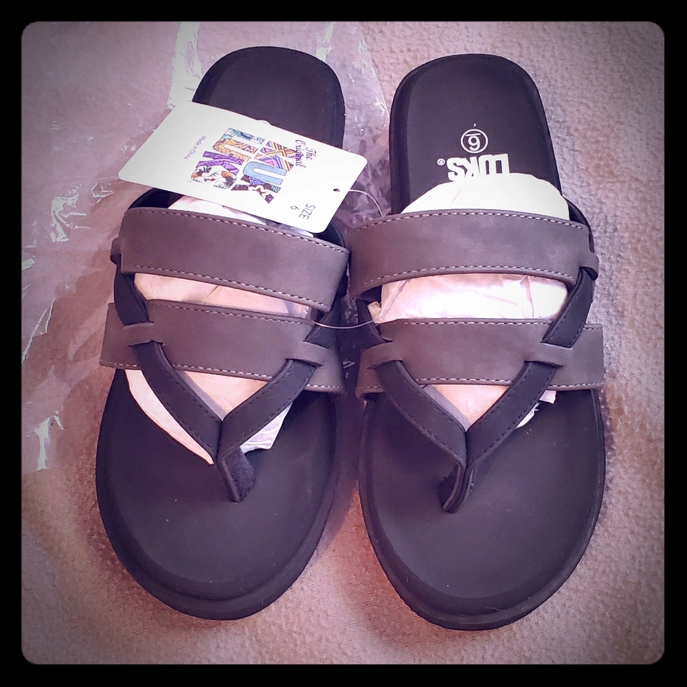 Muk Luks Flip Flops NWT